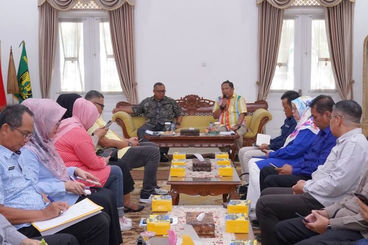 Didatangi Tim Ice Blue Production, Bupati Sukabumi Beberkan Potensi Wilayahnya