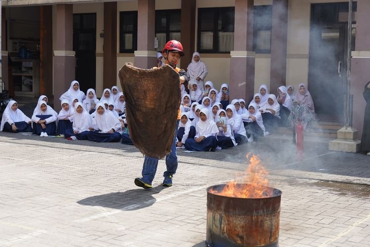RELAWAN RUMAH ZAKAT MELAKUKAN AKSI MITIGASI KESIAPSIAGAAN BENCANA dan KEBAKARAN DI SMP AL-IHSAN CIMENCRANG
