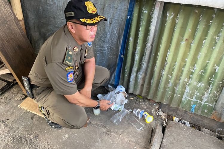 Gelar Operasi, Satpol PP Sita Ratusan Minuman Beralkohol dan Obat Daftar G Ilegal