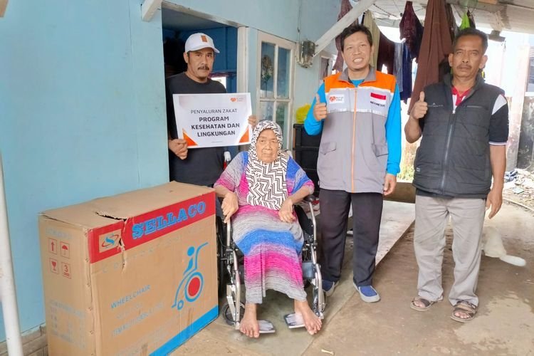 KURSI RODA UNTUK EMAK ROHAYATI DI JUM’AT BERKAH DARI RUMAH ZAKAT