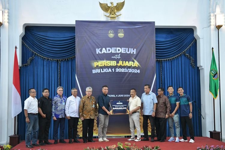 Bey Machmudin Serahkan “Kadeudeuh” untuk Pemain Persib Bandung Usai Jadi Juara Liga 1 Indonesia Tahun 2023-2024