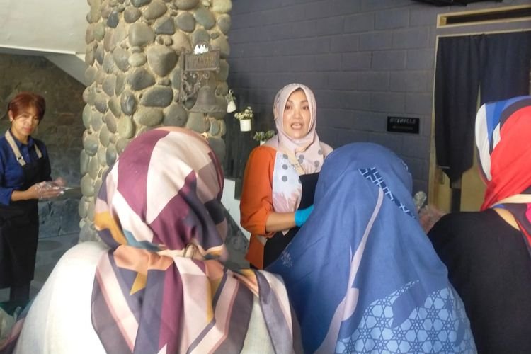Ajak Pelaku UMKM Tingkatkan Pendapatan, Erna dan Tim Berikan ILmu Pembuatan Ayam Cryspi Gurih dan Enak Secara Gratis