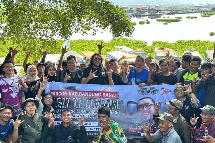 Ono Surono dan Jaringan Gondrong Bersihkan Eceng Gondok di Waduk Cirata