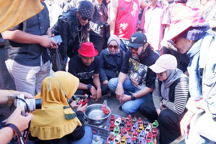 Datangi Pasar Kaget Baleendah Ono Surono dan Rombongan Preman Pensiun Beri Bantuan Modal Pedagang