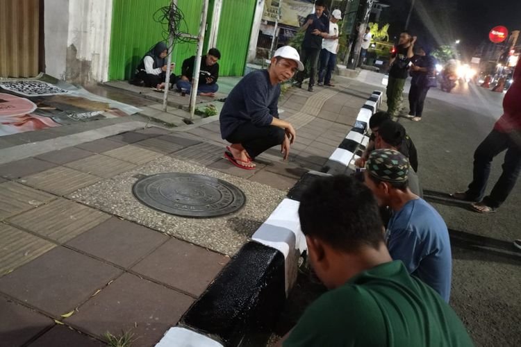 Tak Pakai Lama, Om Zein Langsung Cat Trotoar Kusam di Purwakarta Usai Terima Keluhan Warga