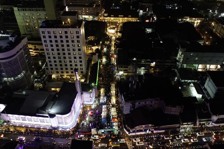 Semakin Malam, Ribuan Pengunjung Padati Asia Africa Corner