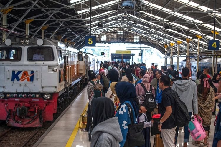 Kereta Kian Favorit, Selama Enam Bulan Perdana 2024 KAI Daop 2 Bandung Layani 1,7 Juta Penumpang