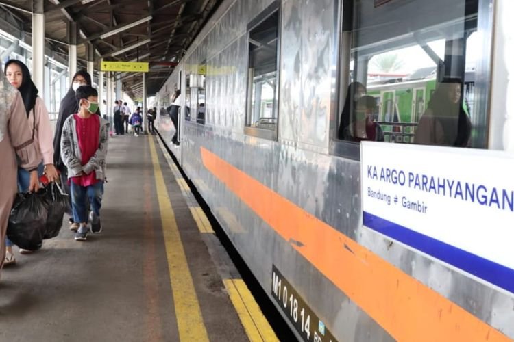 Sambut HUT Kemerdekaan Indonesia ke-79, KAI Manjakan Penumpang, Bentuknya: Panjat Pinang, Kok Bisa?