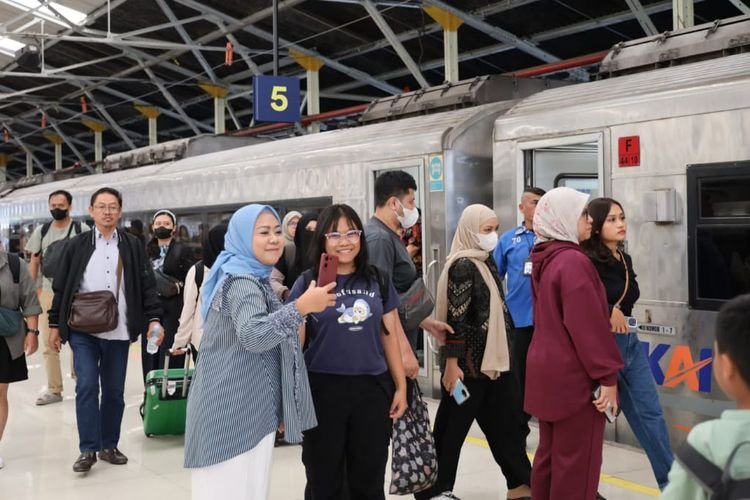 Long Weekend Maulid Nabi: Kereta Jadi Alat Angkut Puluhan Ribu Orang Pelesiran di Bandung