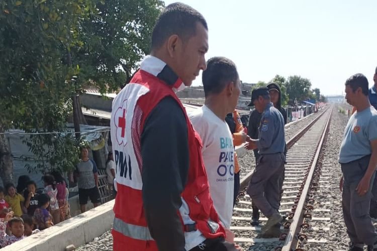 Belum Jera Juga, Seorang Perempuan Tewas Tersambar Commuter Line, KAI Terus Wanti-wanti Agar Tidak Beraktivitas di Sekitar Jalur Kereta