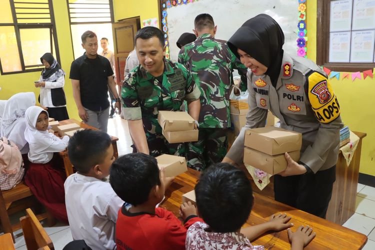 TNI-Polri di Sukabumi Sambangi Sejumlah Sekolah, Ternyata Ini Targetnya