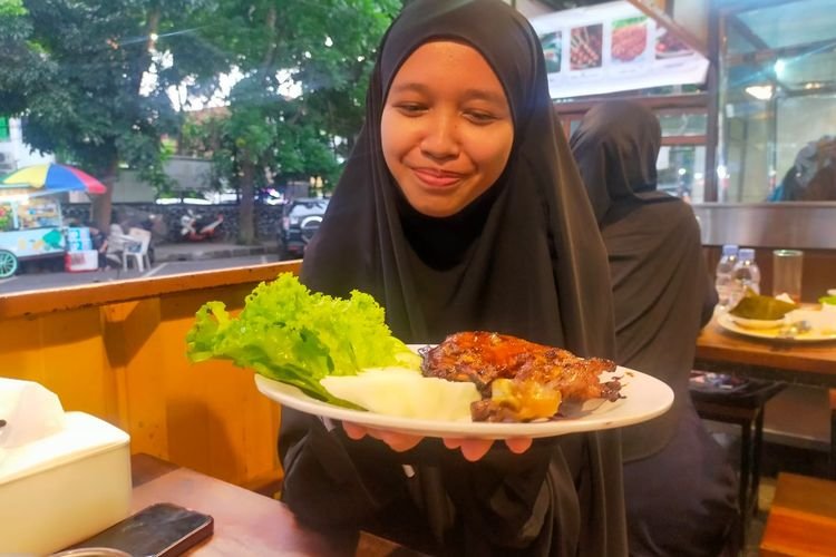 Ayam Penyet Berkah Cabe Hijau, Best Seller Ayam Penyet di Bandung, Enak, Pedas dan Banyak Diburu Pelanggan