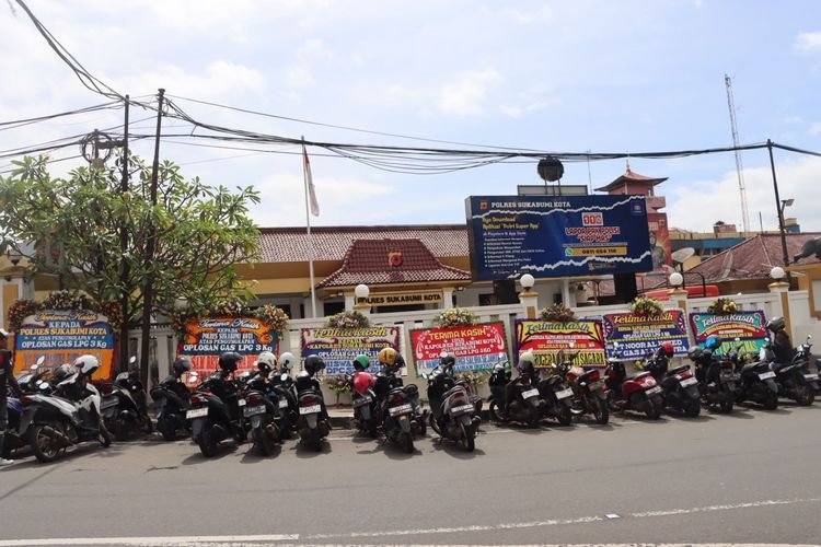 Polres Sukabumi Kota Dikepung Papan Bunga, Ternyata Karena Ini