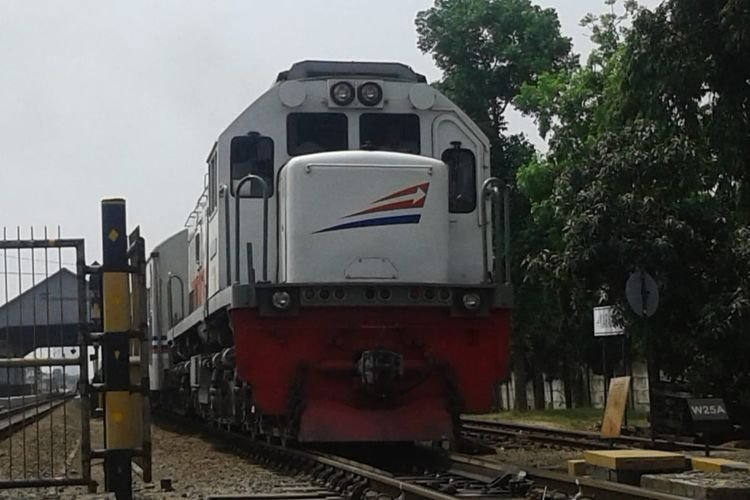 Nyelonong dan Terobos Perlintasan, Pemotor Ini Nyaris Jadi Penghuni Kuburan, KAI: Patuhi Aturan!