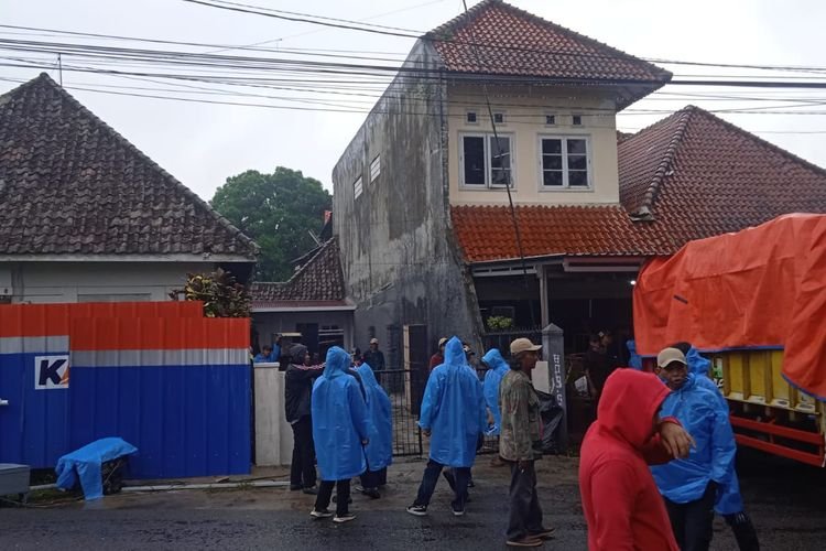 Bukti Ketegasan KAI Amankan Aset Negara: Tertibkan Empat Unit Bangunan di Kota Bandung, Begini Penjelasannya