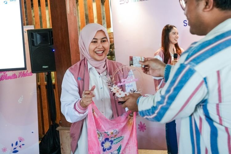 Peringati Hari Ibu, BRI Peduli Salurkan Bantuan ke Pengrajin Batik Wanita