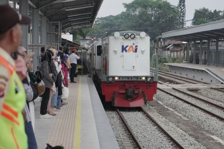 Nataru 2024-2025: Peminat Commuter Line Semakin Banyak, Jumlah Penumpangnya Ratusan Ribu Orang