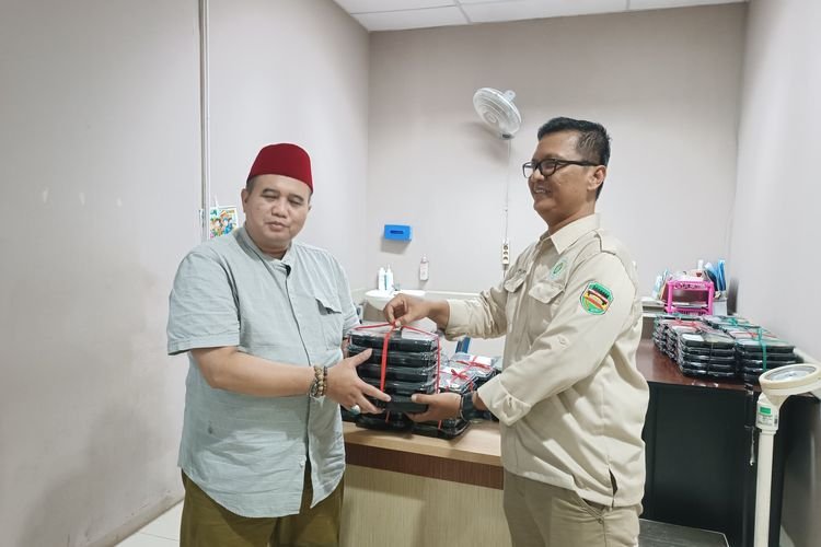 Jum’at Berkah, Om Zein Berbagi Makan Siang Gratis untuk Penunggu Pasien di RS Bayu Asih Purwakarta