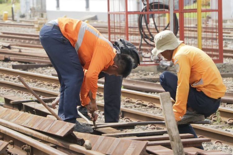 Demi Keselamatan, Cara Ini Dilakukan KAI: Ganti Rel Sejauh Puluhan Kilo Meter