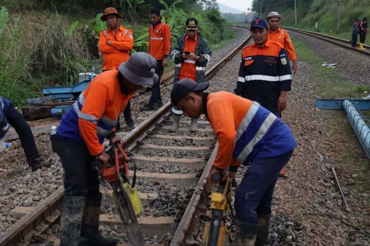 Ogah Jadwal Perjalanan Kereta Terganggu, KAI Daop 2 Rutin Lakukan Hal Ini: Pantau Titik-titik Rawan