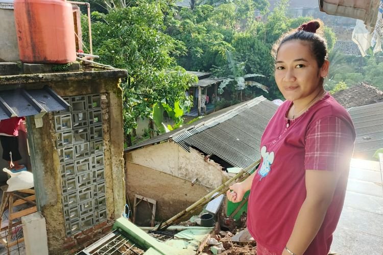 Akibat Hujan Lebat, Tembok Rumah Warga Sukakarya Roboh