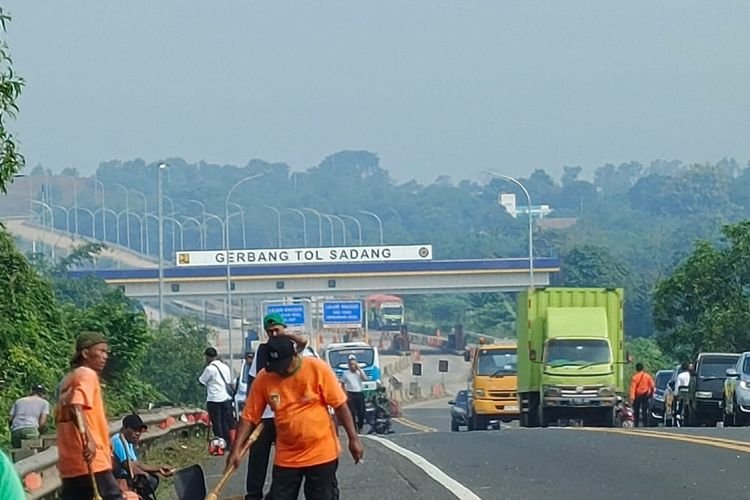 Bupati Purwakarta Om Zein Ajak Perangkat Daerah Ngosrek di Gerbang Tol Sadang