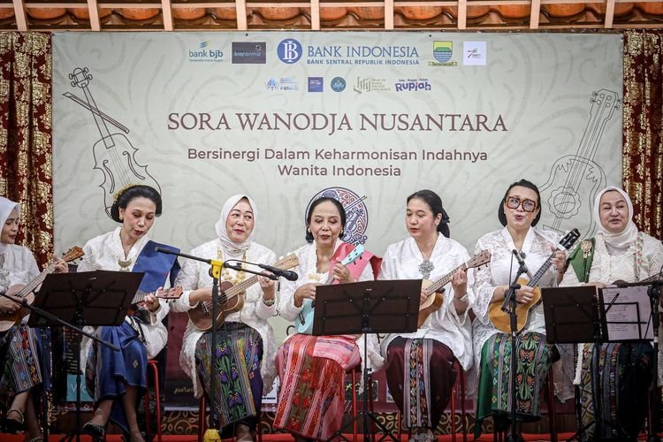 Ukulele, Ansambel, Tenun, dan Persahabatan di Balik Harmoni Sora Wanodja Nusantara