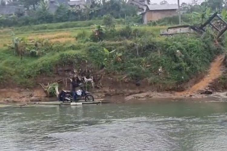 Warga Nekad Nyebrang Pakai Rakit, Ini Penyebabnya