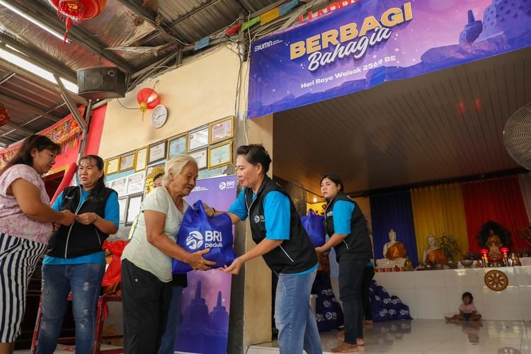 BRI Peduli Salurkan 1.000 Paket Sembako untuk Umat Buddha di Hari Waisak