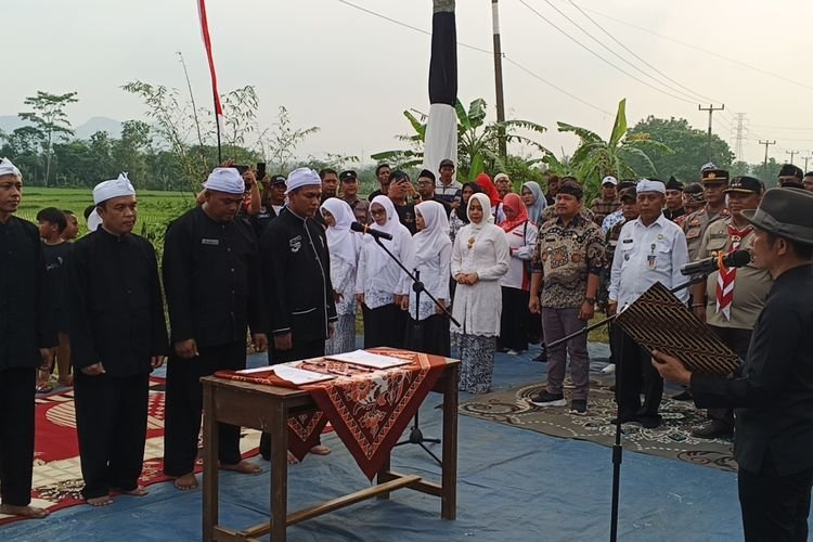 Pelantikan Istimewa, Bupati Purwakarta Om Zein Lantik Empat Kades PAW Periode 2025-2029 di Area Pesawahan