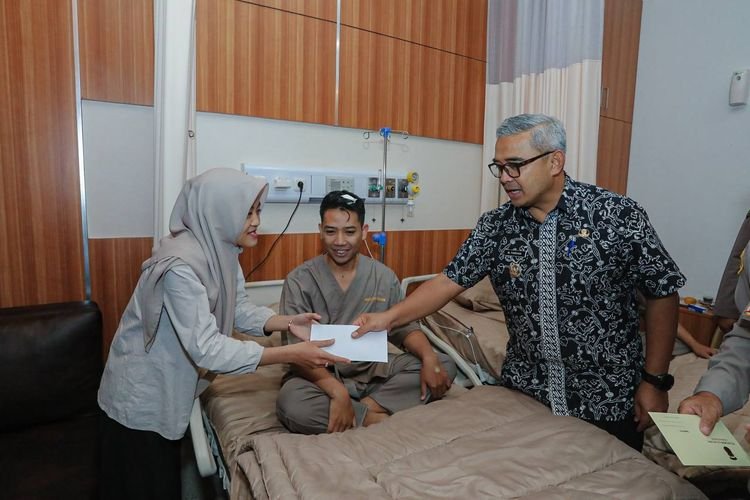 Jenguk Anggota Polisi Pengamanan Laga Persib, Farhan: Bentuk Kolaborasi Forkopimda