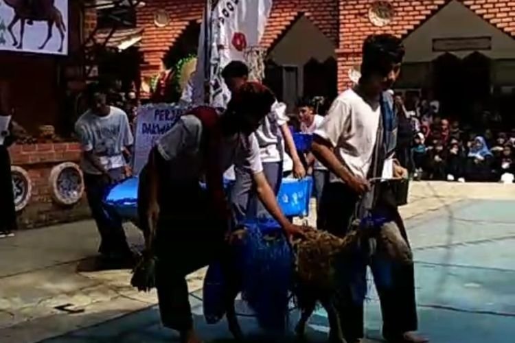 Sejumlah Hewan Kurban di Ponpes Al Fath Dihias, Ternyata Ini Tujuannya