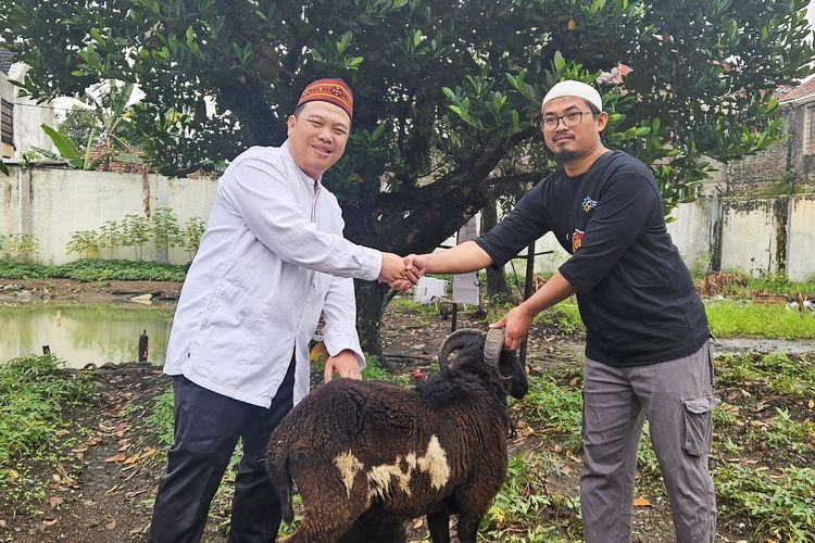 PERWAKILAN KEMENDUKBANGGA/BKKBN JABAR BERKURBAN DAN BERBAGI BERSAMA KELUARGA RISIKO STUNTING
