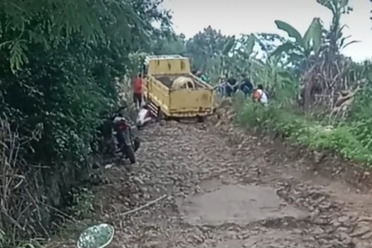Masyarakat Sukabumi Keluhkan Jalan Rusak