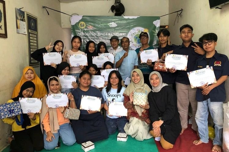 Satukan Aksi untuk Lingkungan, Dosen UNJ Kolaborasi dengan Bank Sampah Ajak Anak Muda Manfaatkan Sampah Plastik