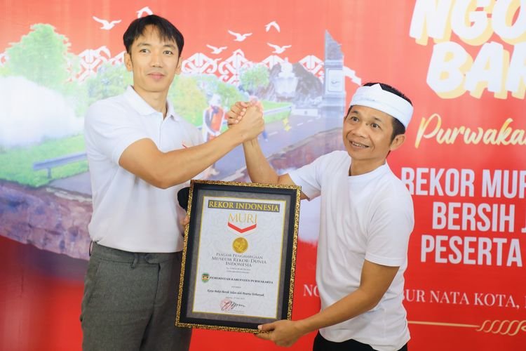 Libatkan 400 Ribu Orang, Gerakan Ngosrek yang digagas Bupati Purwakarta Om Zein Raih Penghargaan Muri