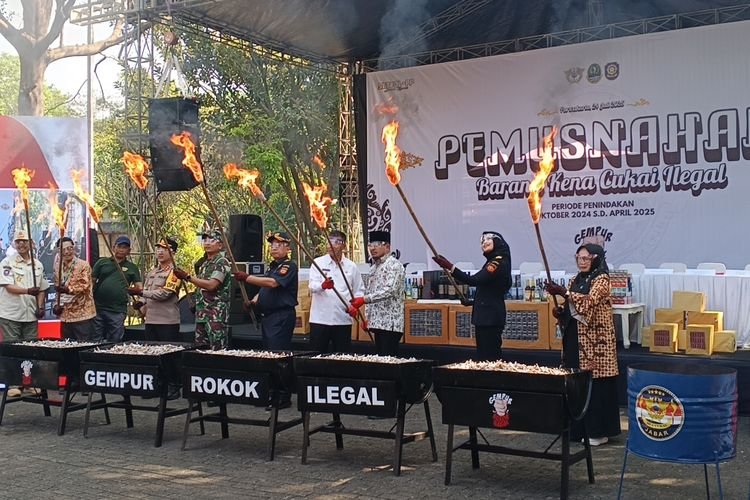 Bea Cukai dan Pemprov Jabar Musnahkan 22 Juta Batang Rokok Ilegal