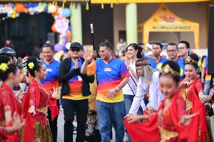 Wagub Jabar Lepas Ribuan Peserta Indomaret Fun Bike 2025