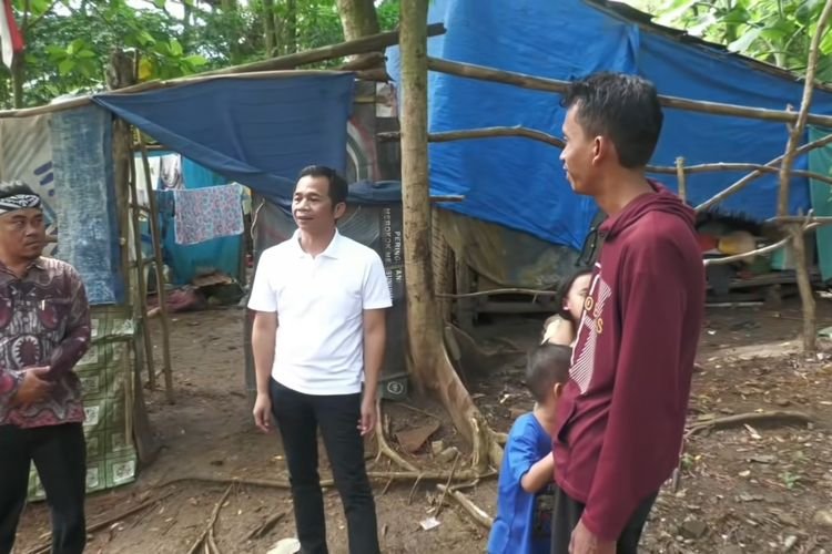 Bupati Purwakarta Om Zein Bangunkan Rumah Baru untuk Warganya yang Menempati Gubuk Beratap Terpal