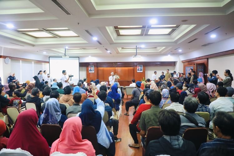Tepati Janji, Bupati Purwakarta Salurkan Kadeudeuh untuk 170 Warga yang Terdampak Penertiban Irigasi Sebesar Rp 5 Juta