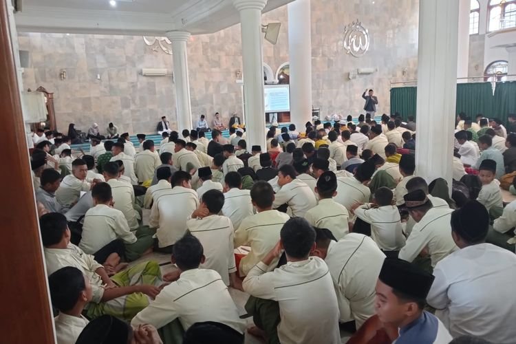 Siswa SMPN 1 Purwakarta Gelar Penggalangan Wakaf Al-Qur’an di Masjid Agung Baing Yusuf
