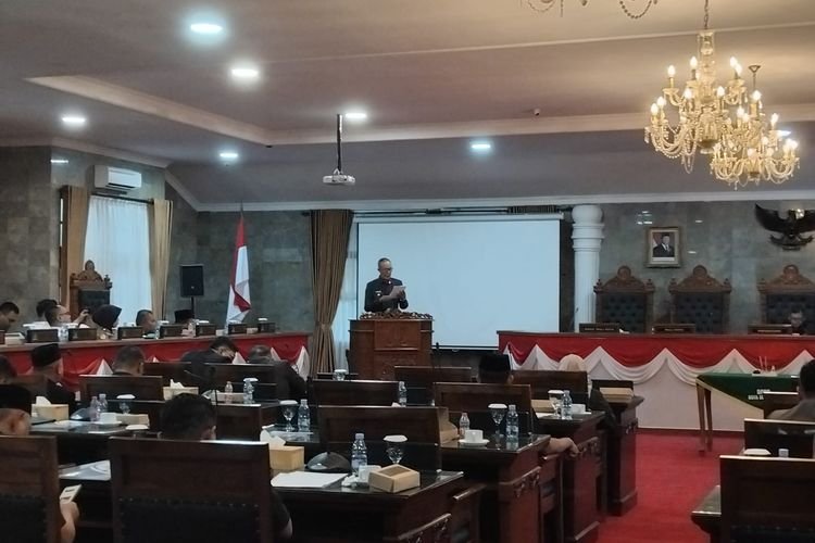 Wali Kota Sukabumi Jawab Pemandangan Umum Fraksi DPRD soal Perubahan APBD dan Raperda Permukiman Kumuh