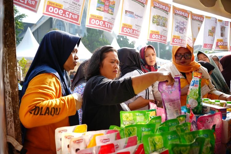 Hari Pertama Bazar Murah Andir, Hadirkan Berbagai Sembako Murah