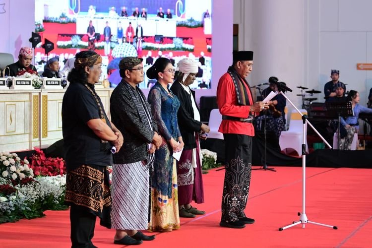Hari Jadi ke-80 Provinsi Jabar, Perpusnas Serahkan Sertifikat Memory of The World atas Naskah Sanghyang Siksa Kandang Karesian