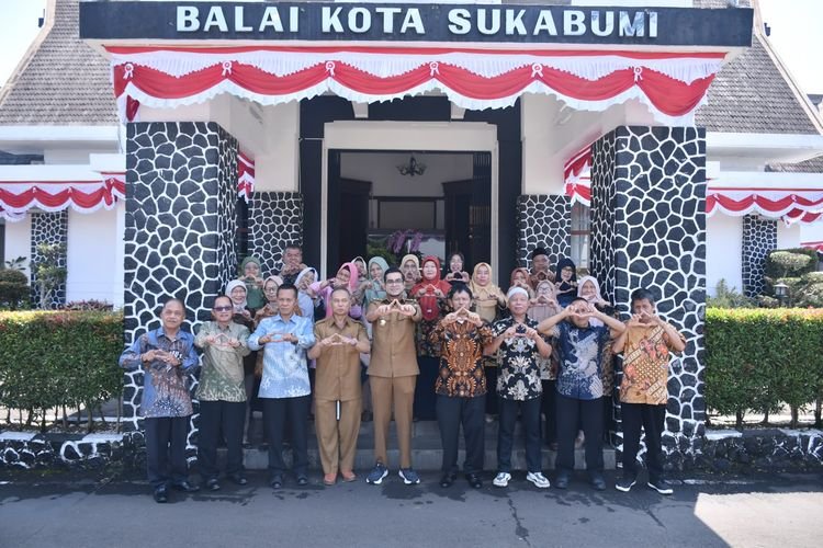 Wakil Wali Kota Sukabumi Serahkan SK Pensiun kepada 23 PNS