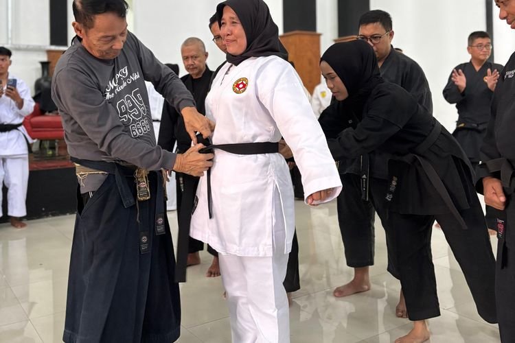 Plt Kadisdik Purwakarta Sadiyah Didaulat Jadi Warga Kehormatan BKC