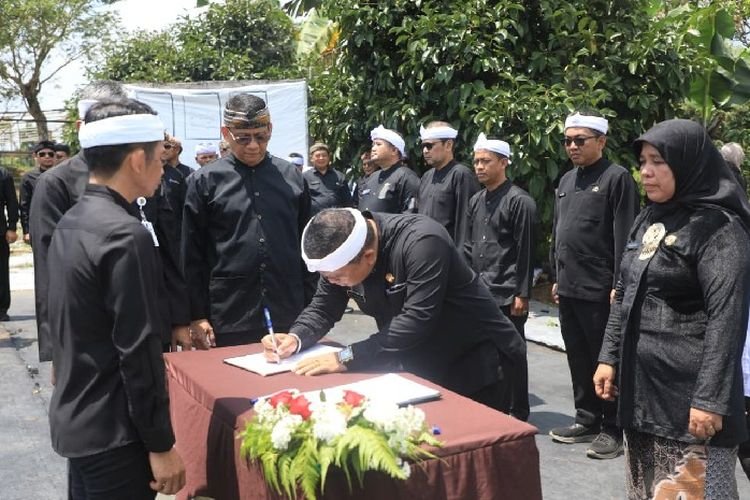 Unik, Bupati Purwakarta Om Zein Lantik Pejabat Eselon II di Tengah Kebun