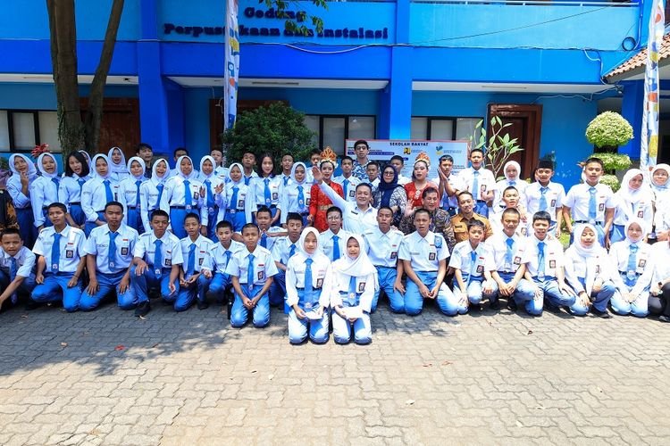 Wamen LH Dorong Jadi Model Pendidikan Ramah Lingkungan, Kunjungi Sekolah Rakyat di Bandung,