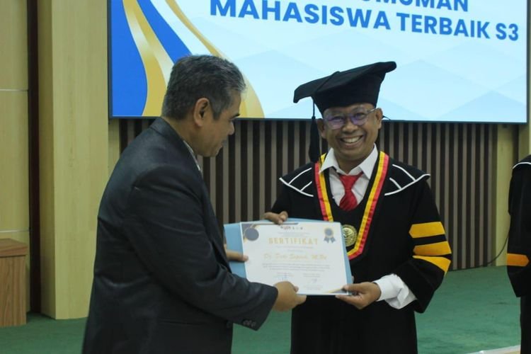 Dr. Dede Supendi Torehkan Prestasi, Dinobatkan Sebagai Wisudawan Terbaik Program Doktor Administrasi Pendidikan UPI