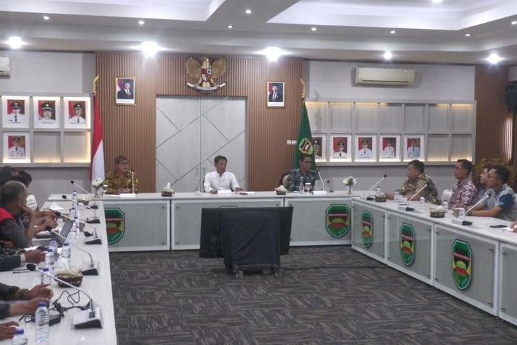 Bupati Purwakarta Om Zein Panggil Pengawas Proyek, Tegaskan Pembangunan yang Tidak Sesuai Spesifikasi Tidak akan Dibayar